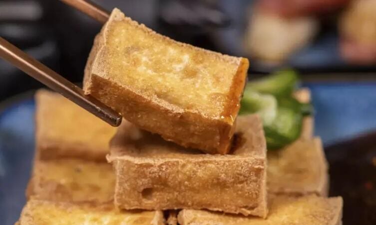 家常豆腐怎样炸豆腐不粘锅 怎么炸豆腐不碎(图1)