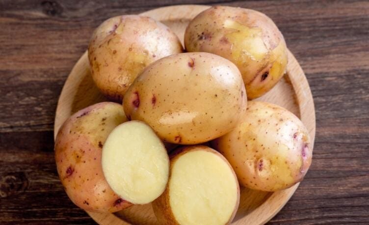土豆里面有黑点点可以吃吗 土豆里有黑点还能吃吗?(图1)