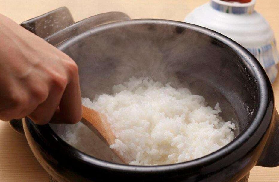 土豆米饭怎么做好吃窍门 生米土豆焖饭的做法(图1)