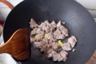 家常咖喱牛肉土豆家常做法 如何做咖喱牛肉土豆(图4)