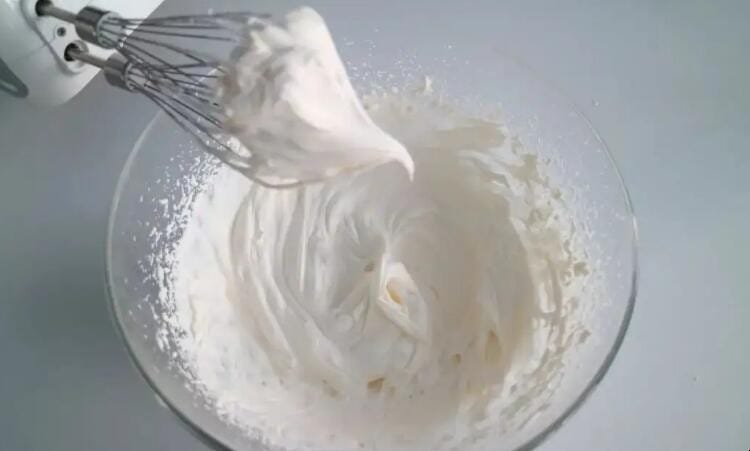 奶油打发时可以加牛奶吗 奶油打发用加糖吗(图1)