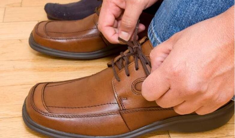 皮鞋掉鞋脚后跟挂不住怎么办 新买的皮鞋脚后跟磨脚怎么处理(图1)