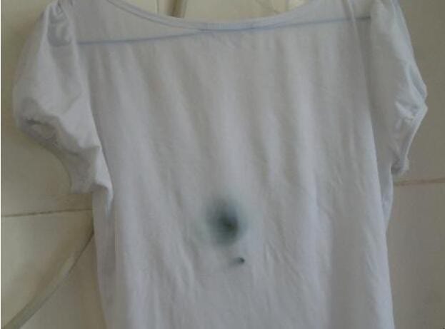 白色衣服洗白了一大块怎么去除 白衣服染花了(图1)