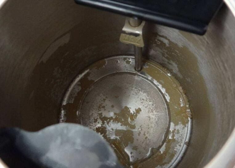 烧水壶里有很多白色垢怎么去除 烧水壶里一层层白色水垢是什么?(图1)