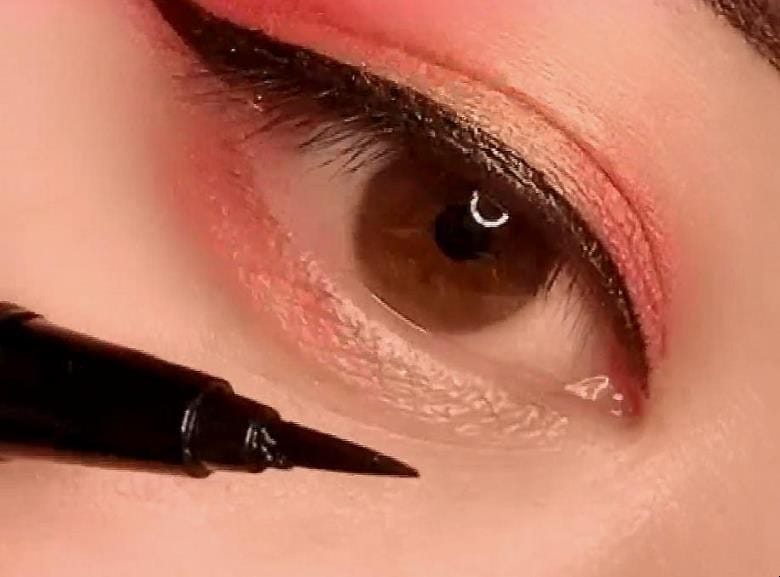 眼线笔怎么画初学者视频 初学化妆如何画眼线(图1)