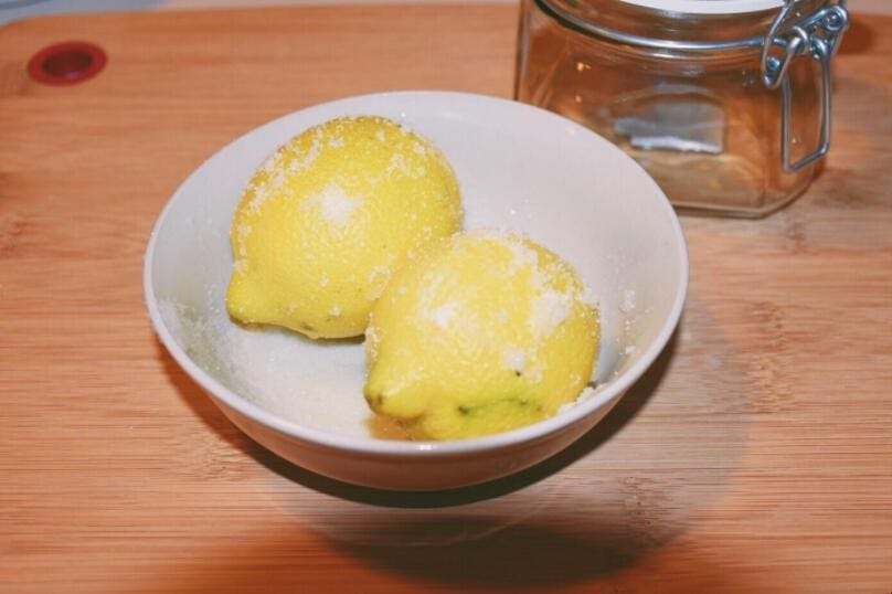 盐腌制柠檬的做法 柠檬用盐腌如何制作(图1)