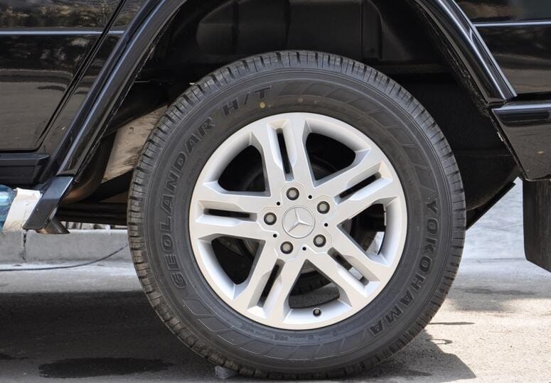 车子轮胎打气怎么打 轿车轮胎需要打气吗(图1)