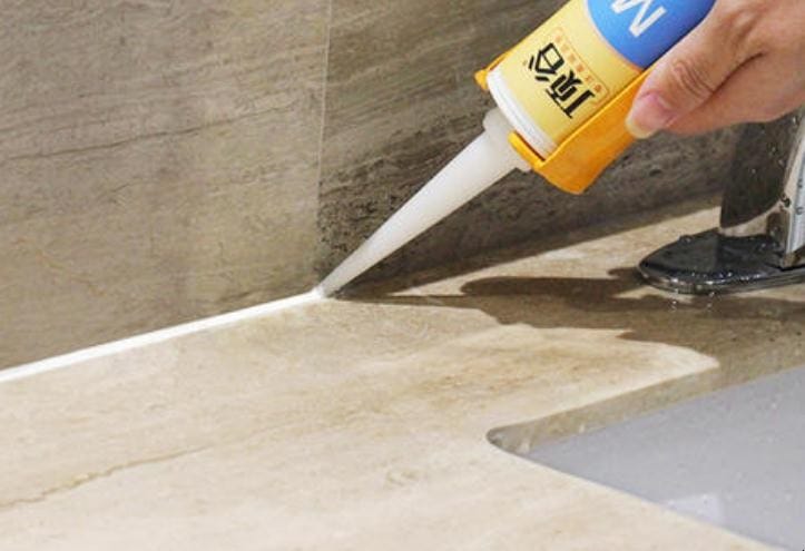 瓷砖强力胶用什么可以快速去除 瓷砖上的不干胶最好的清除办法(图1)