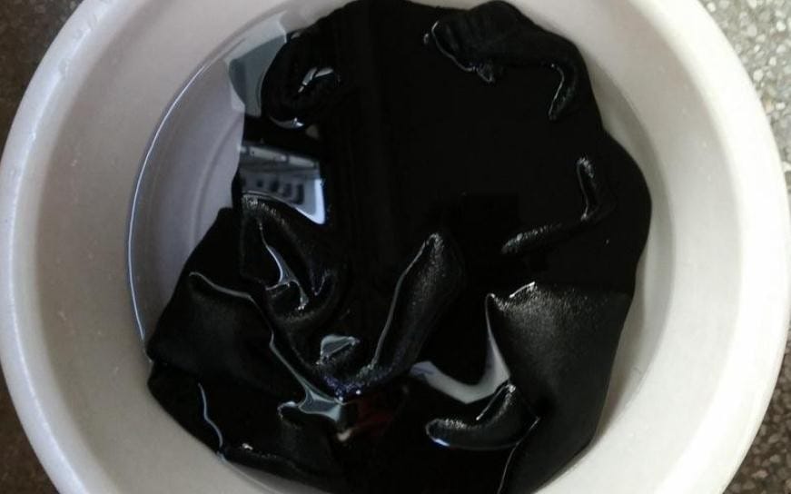黑色衣服如何洗不褪色 黑色衣服怎么洗不掉色妙招(图1)