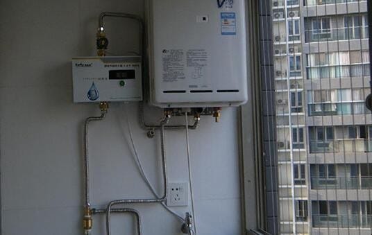 天然气热水器能不能安装在卫生间上面 天然气热水器可以安装在卫生间吗?(图1)