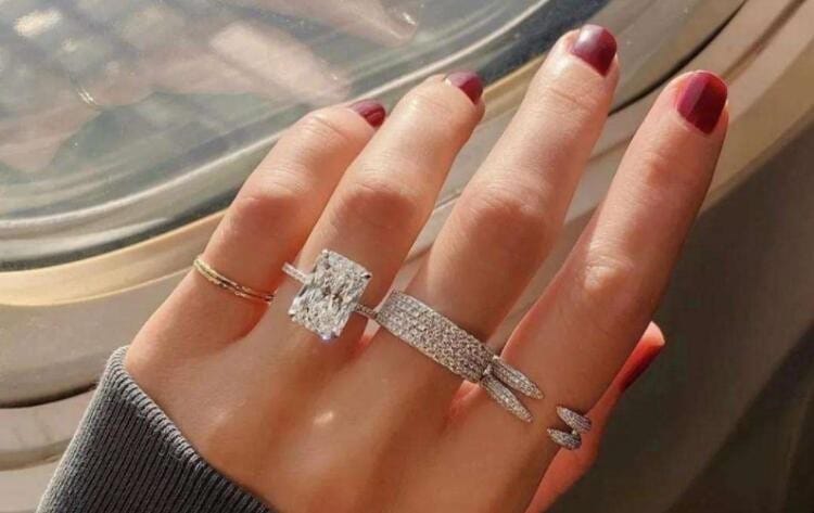 戒指应该戴在哪个手指女 戒指应该戴在哪个手上招财(图1)
