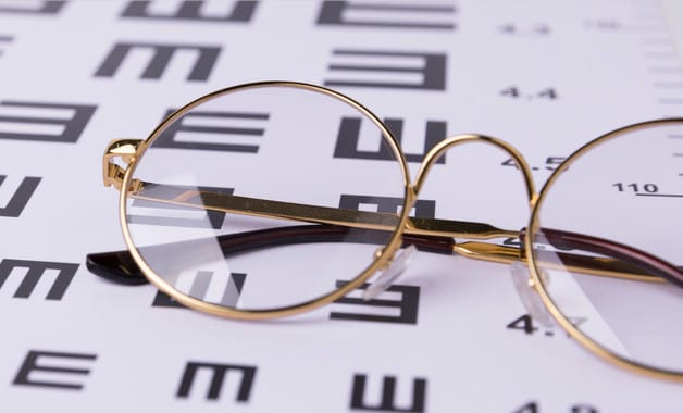 隐形眼镜与框架眼镜哪个好-时尚百科