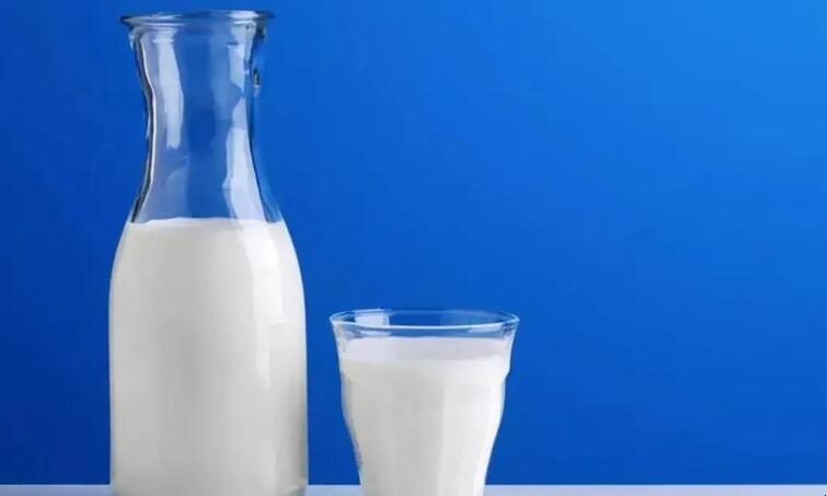 牛奶什么时候喝效果最佳 喝牛奶好还是奶粉好呢(图1)