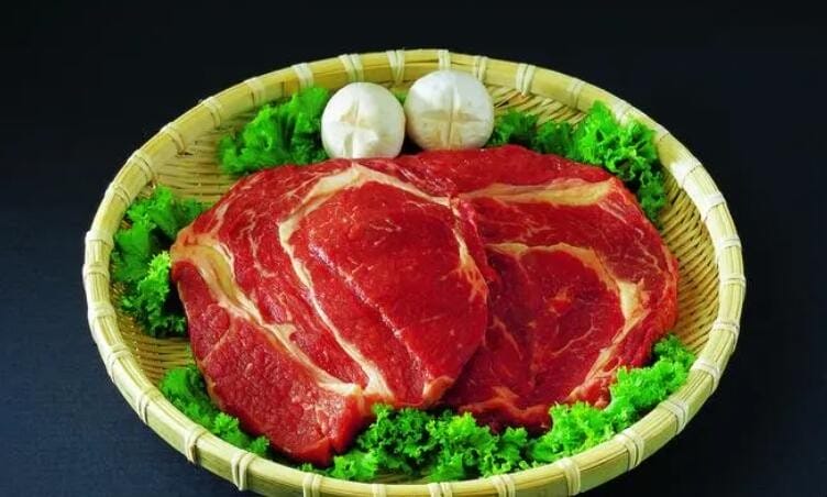 牛肉上一层白膜能吃吗 牛肉上有一层白色膜是什么(图1)
