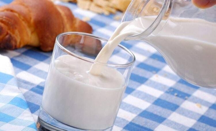 成人喝奶粉和鲜牛奶哪个好 成人喝鲜牛奶还是奶粉好(图1)