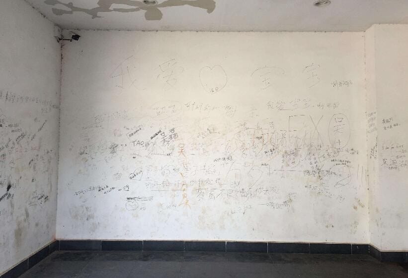 白墙上画了铅笔的污渍怎么去除小妙招 白墙被孩子乱画了用什么刷白(图1)