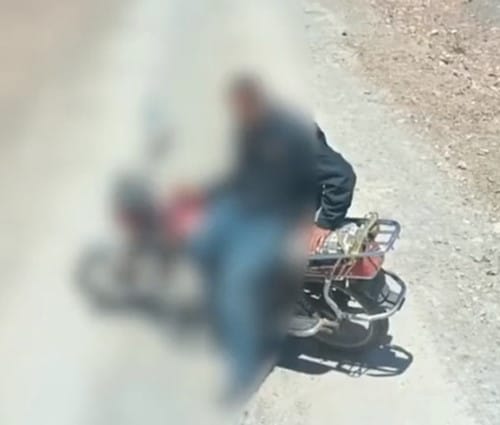 男子在新疆被村民4次拦路要钱