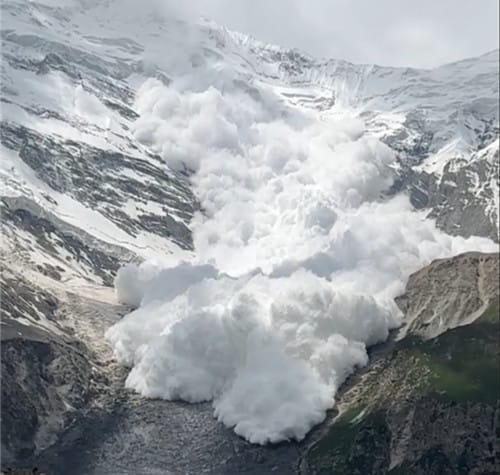 游客新疆旅游拍下雪崩全过程
