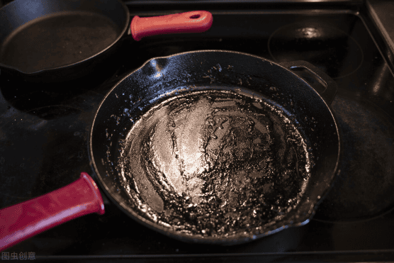 炒菜锅用的时间长黑怎么清理 锅内炒菜变黑怎么洗(图2)