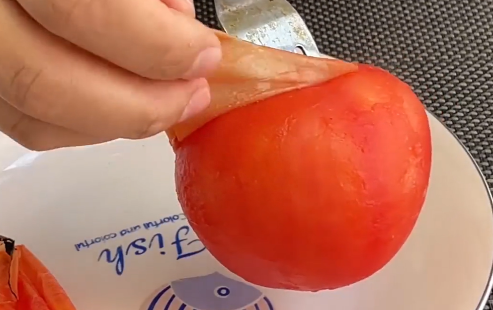 西红柿的剥皮方法 家务小窍门西红柿简单剥皮法(图2)
