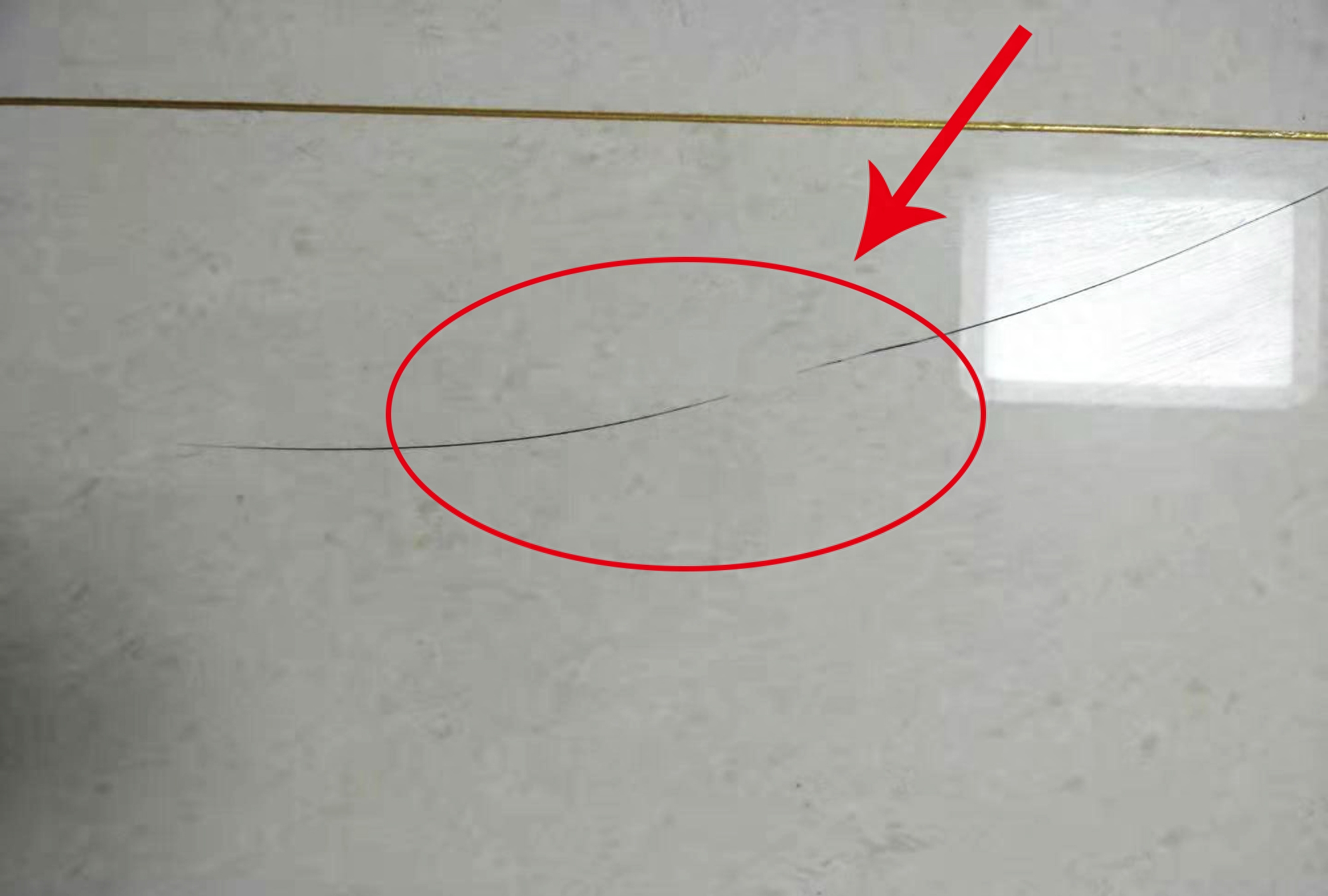瓷砖上的划痕怎样去除视频 瓷砖上的划痕怎么弄掉(图1)