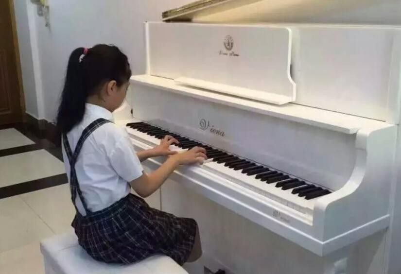 女孩学钢琴的好处是什么 女孩学钢琴的好处是什么呢(图1)