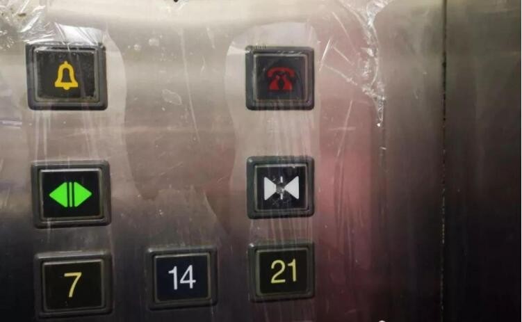 电梯紧急按钮是什么颜色